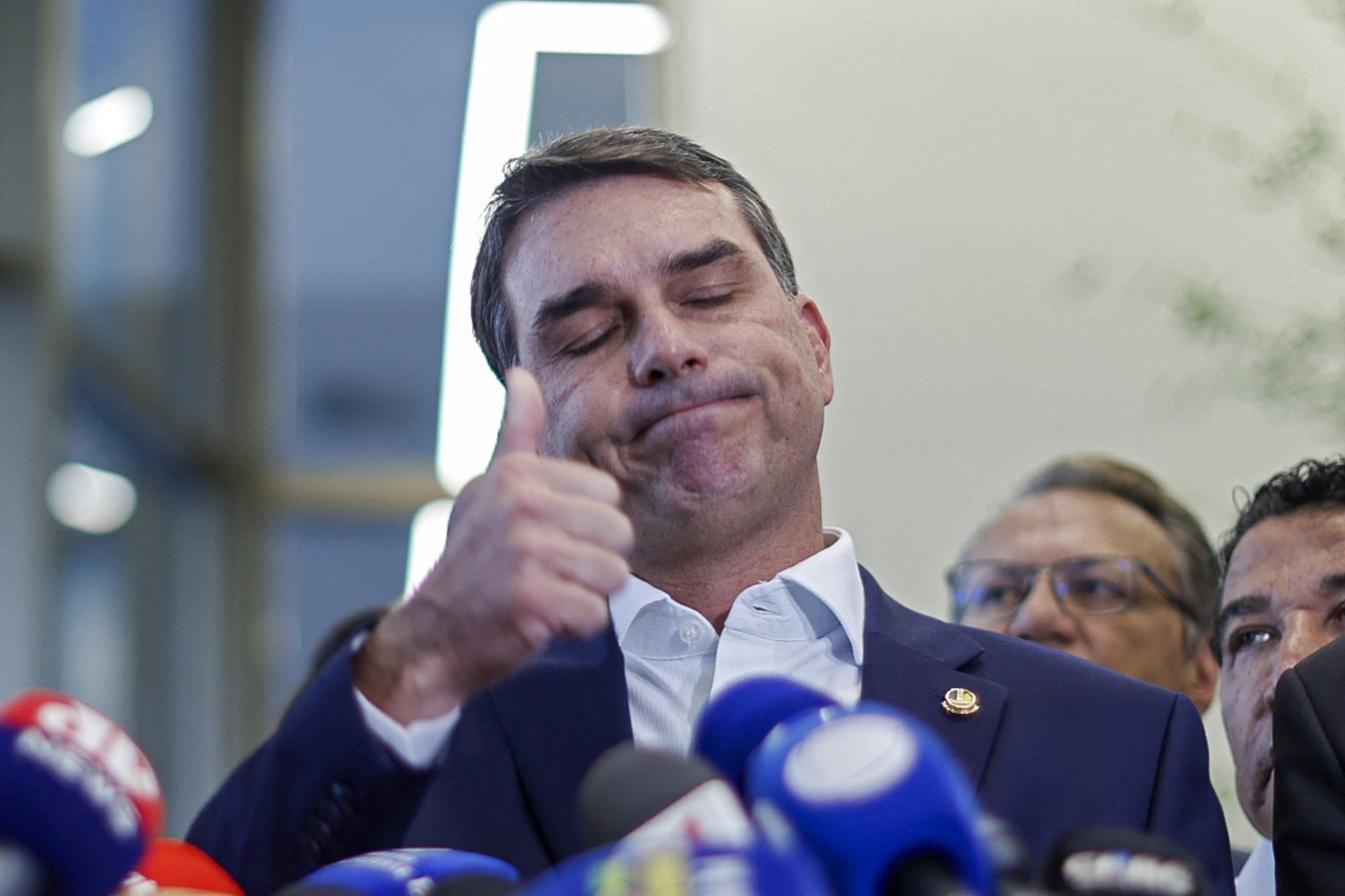 'Trump não me declarou apoio, e eu não pedi', diz Flávio Bolsonaro após encontro na Casa Branca