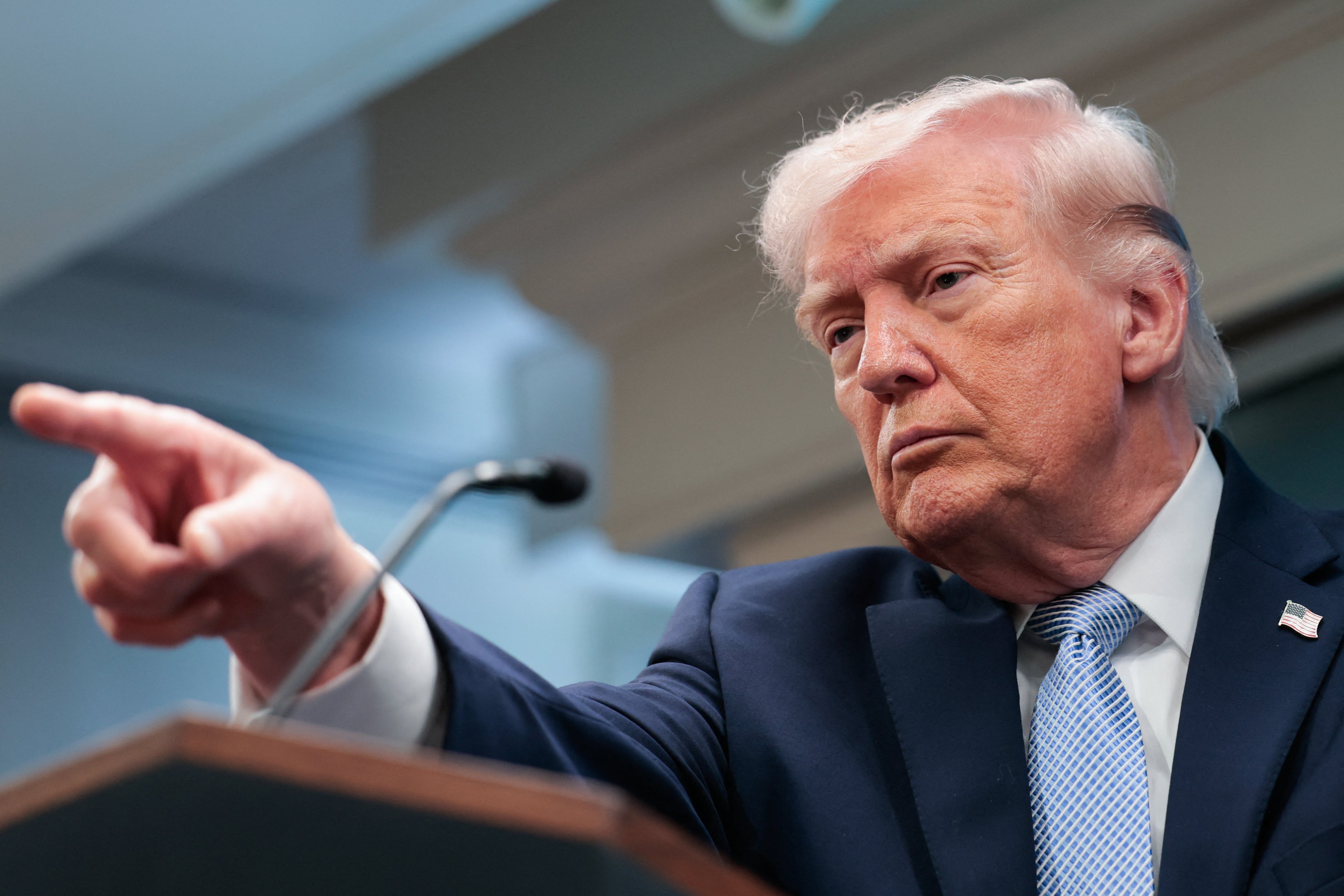 Trump pede para continuar cobrando novas tarifas de importação após derrota judicial