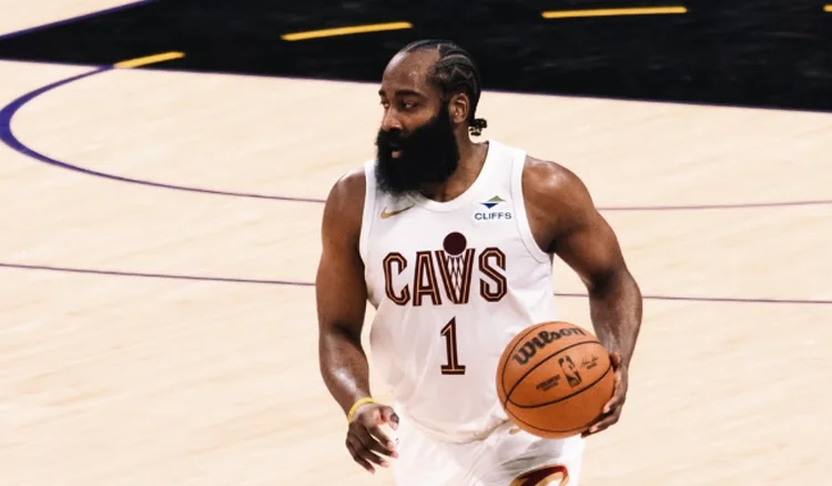 Um dos maiores cestinhas da história, astro da NBA é preso por porte de arma
