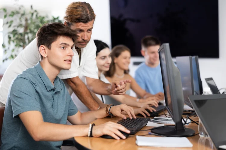 Vagas de Trainee: Stone e Ensina Brasil recrutam presencialmente em São Paulo