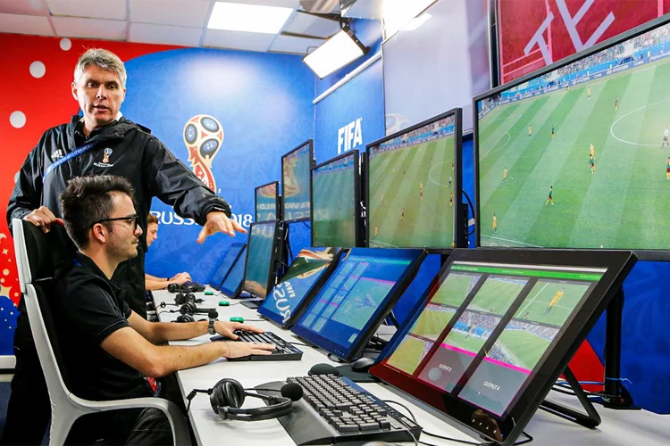 VAR aumenta tempo de jogo no Brasileirão, diz estudo da USP
