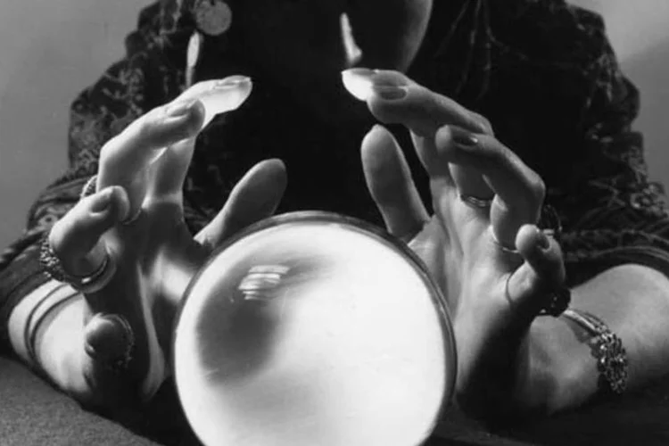 Veja 4 previsões dos anos 2000 sobre tecnologia que pareciam absurdas — e se confirmaram