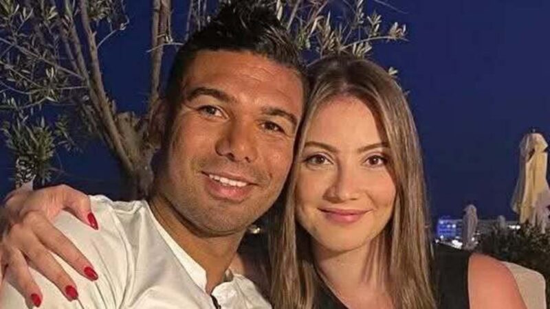 Veja reação da esposa e da filha de Casemiro após gol do jogador contra Japão