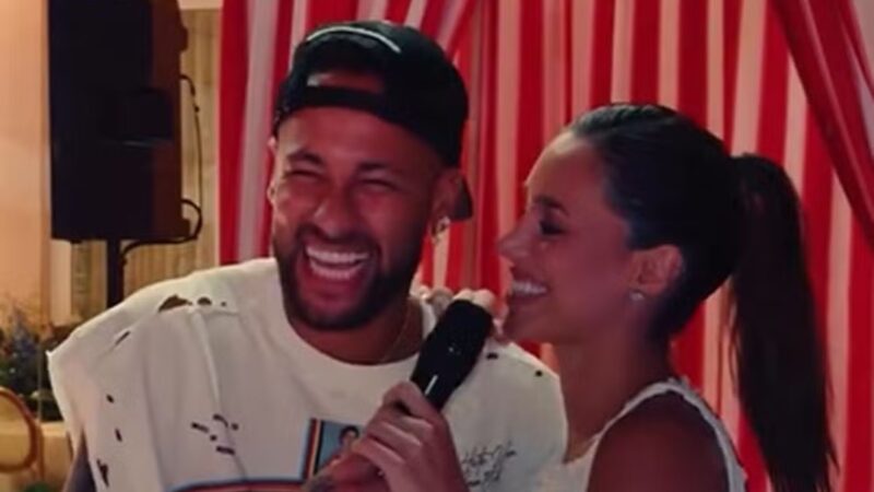 Vergonha? Neymar canta para Bruna Biancardi e vira alvo de comentários: ‘Alguém tira o microfone’
