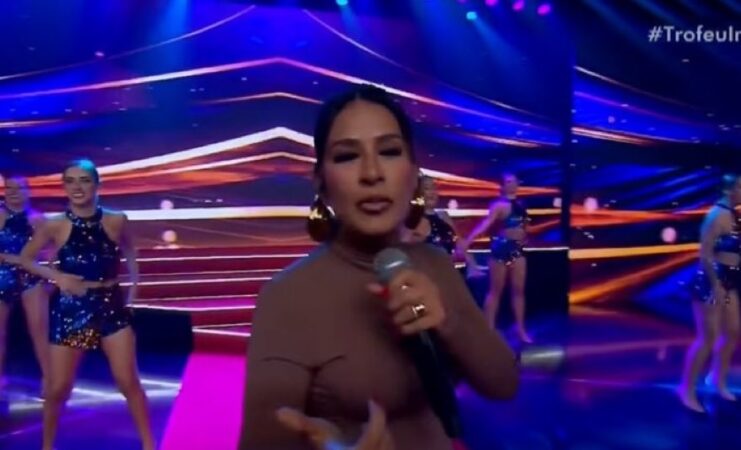 Vestido de Simone Mendes no ‘Troféu Imprensa’ é esculachado: ‘Tadinha’