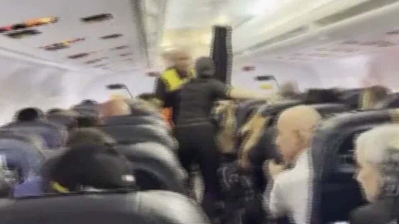 Vídeo flagra pânico em avião durante terremotos na Venezuela