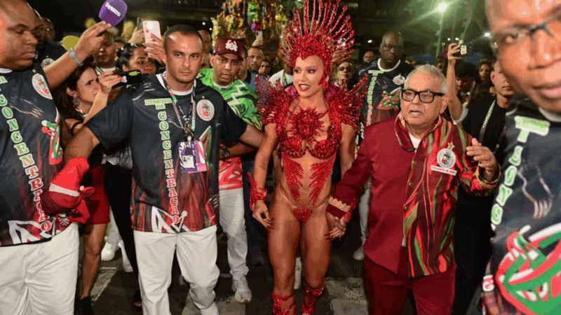 Virginia é vaiada em sua estreia na Sapucaí