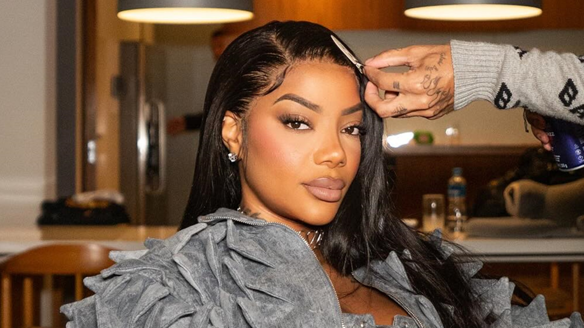 Virou piada! Ludmilla comete gafe e cai durante transmissão ao vivo