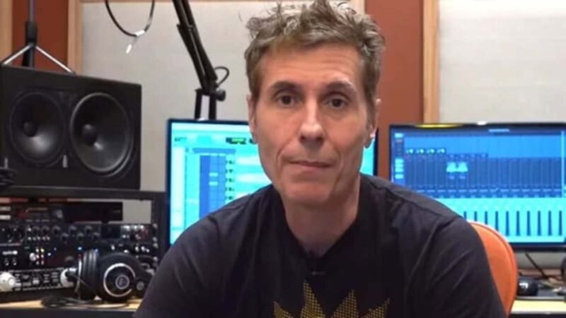 Vocalista do Capital Inicial se emociona e lamenta morte: ‘Me arrastando’