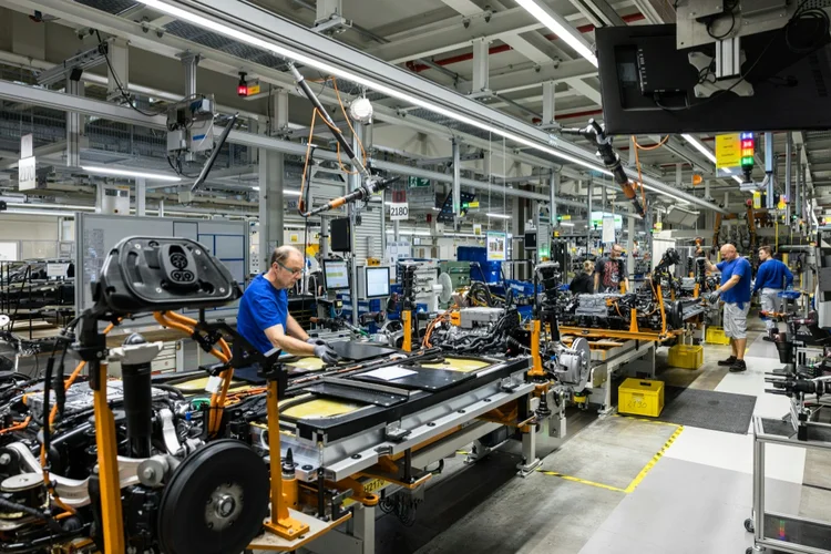 Volkswagen planeja cortar 100 mil empregos e fechar quatro fábricas, diz jornal