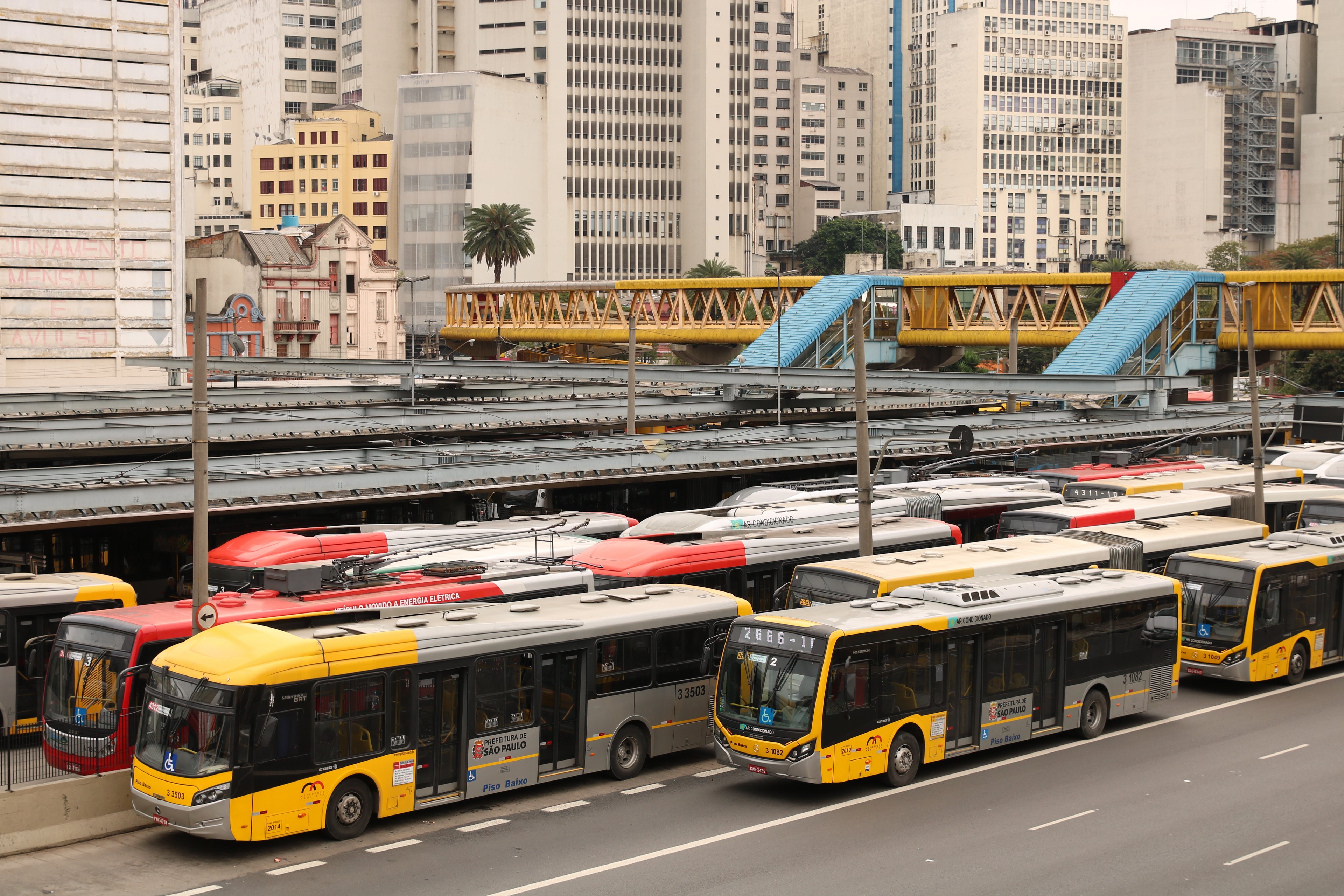Volume de serviços recua 1,2% em março e interrompe estabilidade de fevereiro