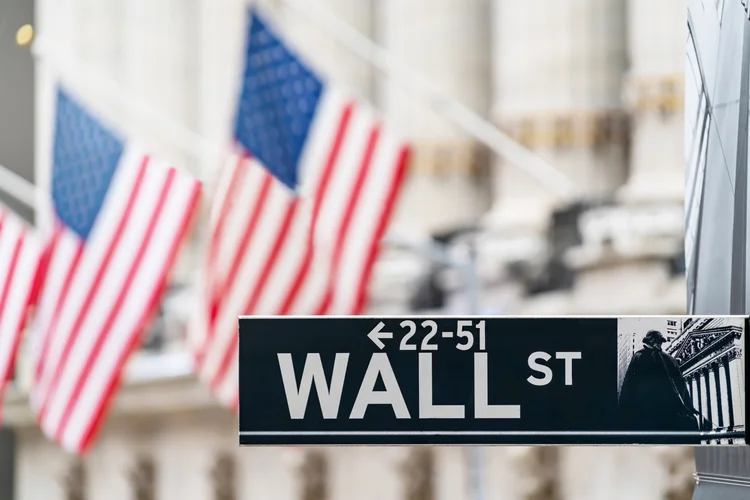 Wall Street sobe forte apesar de pessimismo recorde nos EUA