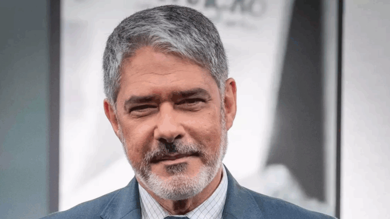 William Bonner de sunga laranja chama atenção da web; veja