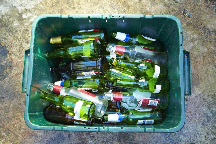 “X” na garrafa? Campanha aposta na logística reversa contra adulteração de bebidas