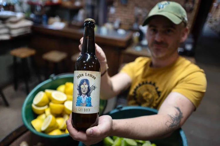 Yoko Ono vence disputa e barra venda de cerveja francesa 'John Lemon'