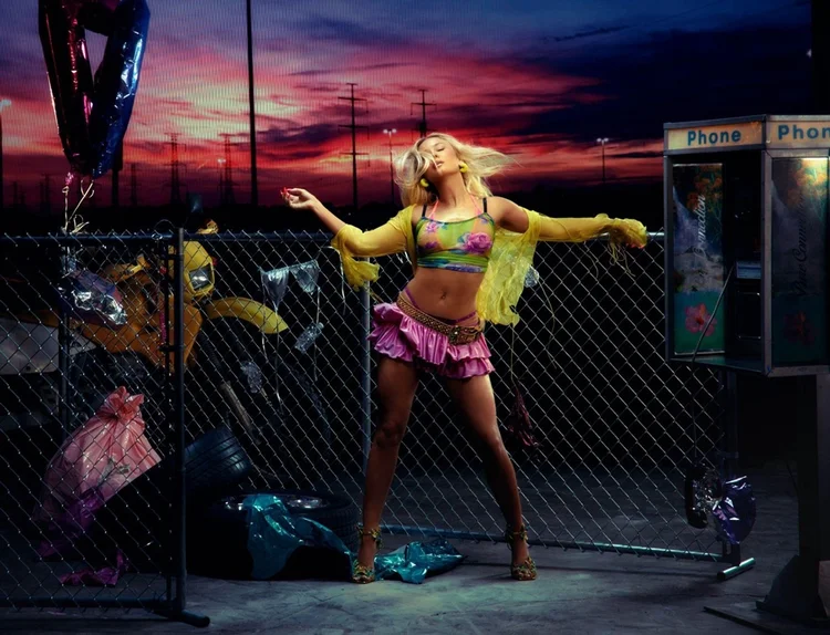 Zara Larsson anuncia data de lançamento para versão deluxe de 'Midnight Sun'